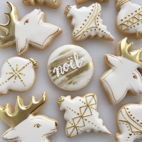 66 Likes, 3 Comments - @thegingerbites on Instagram: “DREAMING OF A WHITE (+ GOLD) CHRISTMAS // #thegingerbites Merry Christmas Eve, y'all!” Gold Macarons, White Gold Christmas, Paint Cookies, Merry Christmas Eve, Xmas Cookies, Christmas Sweets, Fancy Cookies, Creative Cookies, Christmas Cookies Decorated