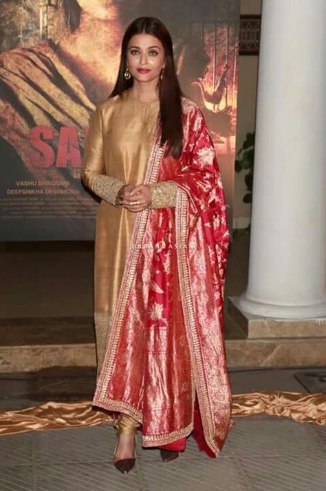 Aishwarya looks beautiful in golden n red dress Pink Banarasi Dupatta, Sabyasachi Dresses, Golden Suit, Randeep Hooda, Indian Kurti Designs, Banarasi Dupatta, Indian Designer Suits, Casual Indian Fashion, Kurti Designs Party Wear