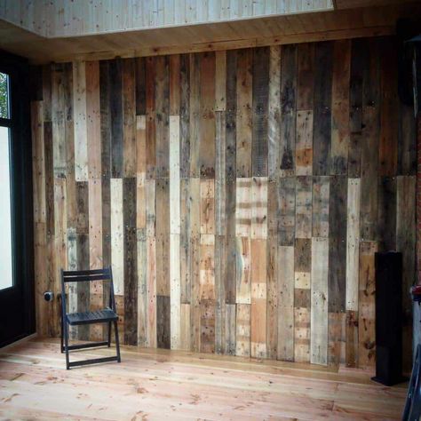 I cover the wall in the veranda with old pallet wood. It gives a warm feeling and great view with all these different colors of that wood, new & old. A perfect mix for a lot of structure.  #PalletWall, #RecyclingWoodPallets #PalletWallsPalletDoors Pallet Wall Ideas, Pallet Door, Pallet Barn, Diy Pallet Wall, 1001 Pallets, Wood Pallet Wall, Old Fireplace, Pallet Wall, Pallet Outdoor