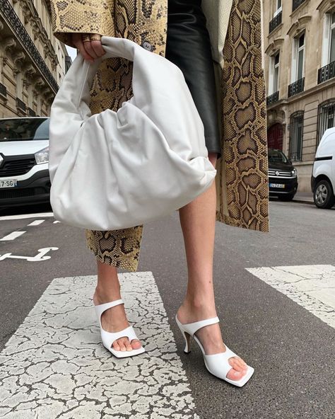 The square-toe shoes obsession is real this Spring Sportswear Outfits, Feminine Shoes, Leonie Hanne, Bottega Veneta Bag, Square Toe Shoes, Womens Summer Shoes, Influencers Fashion, Shoe Obsession, School Fashion