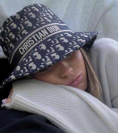 Dior Bucket Hat Outfit, Aesthetic Bucket Hat, Bucket Hat Aesthetic, Hanna Schonberg, Dior Bucket Hat, Dior Outfit, Hamptons Aesthetic, Bucket Hat Outfit, Bucket Hat Fashion