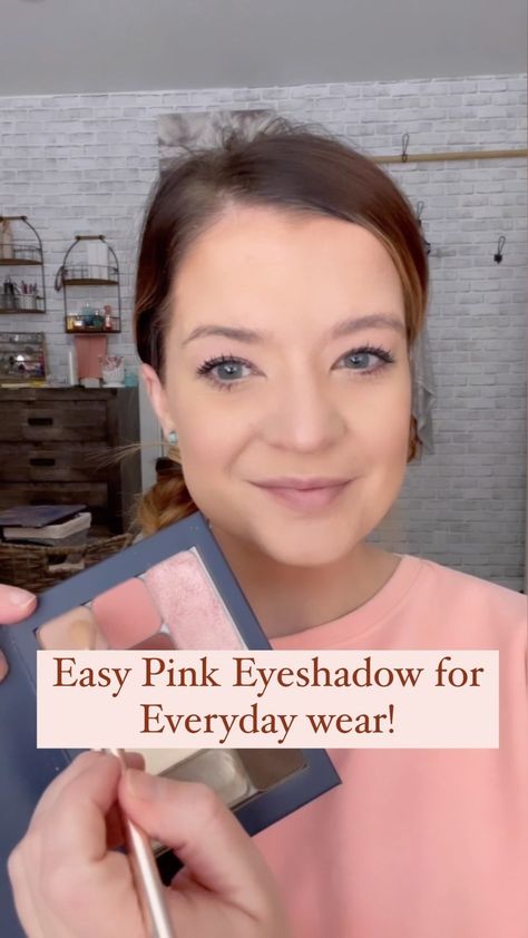 Homemaker 🌻 Easy Everyday Makeup 🌻 on Instagram: “Easy Everyday Eyeshadow perfect for daily wear! I know eyeshadow can be so intimidating. And to be honest it’s one of those things that…” Easy Everyday Eyeshadow, Easy Everyday Makeup, Easy Eyeshadow, Everyday Eyeshadow, Simple Everyday Makeup, Simple Eyeshadow, Pink Eyeshadow, To Be Honest, Everyday Makeup