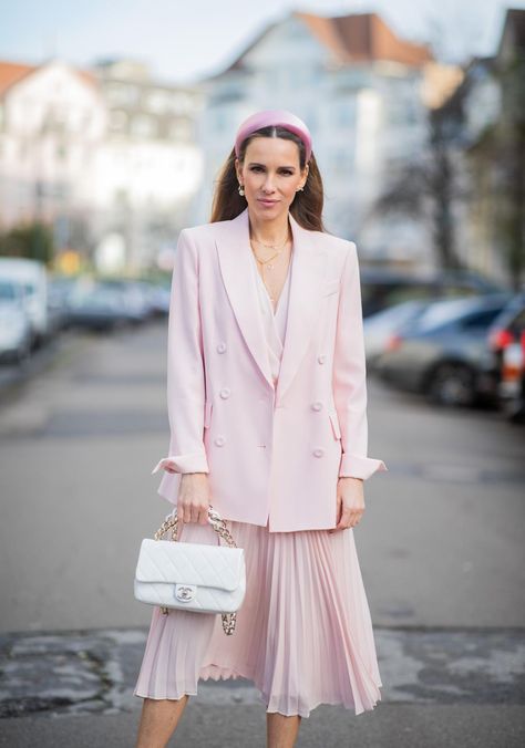 Pink Oversized Blazer Outfit, Chanel Blazer Outfit, Oversize Blazer Outfit, White Chanel Bag, Pink Blazer Outfit, Oversized Blazer Outfit, Blazer With Dress, Alexandra Lapp, Pink Pleated Dress