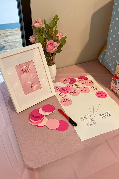 Shades of pink guest book idea for a baby shower Baby Shower Girl Theme Pink, Babyshower Decoration Ideas Girl, Babyshower Ideas For Girl, Baby Pink Party Decorations, Pink Themed Baby Shower Ideas, Pink Theme Baby Shower Ideas, Girl Baby Shower Ideas Spring, Cute Baby Shower Ideas Themes