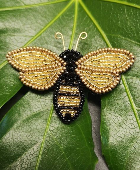 Jewellery Making - Bead embroidery Albert Bee Brooch Kit #BeadingPatterns #SeedBeadPattern #SeedBeadPatternsAnimals #SeedBeadPatternsFlower Beaded Bee Pattern, Beaded Embroidery Designs, Beaded Brooch Pattern, Flat Stitch Beading, Bead Embroidery Ideas, Beaded Embroidery On Fabric, How To Bead Embroidery, Beaded Bumble Bee, Beaded Bees