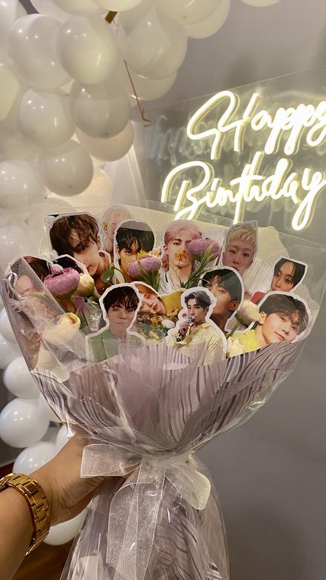 Literally the most beautiful flower bouquet i have ever received! #seventeen #carat #svt #scoups #joshua #mingyu #jeonghan #wonwoo #dino #hoshi #woozi #vernon #junhui #the8 #seungkwan Seventeen Kpop Birthday Ideas, K Pop Flower Bouquet, Seventeen Birthday Gift Ideas, Scoups Flower, K Pop Bouquet, Skz Bouquet, Seventeen Graduation Cap, Kpop Flower Bouquet, Photocard Bouquet