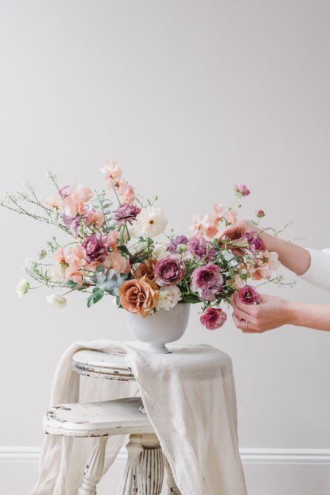 Flower Arrangements Photoshoot, Flower Arrangement Photoshoot, Romantic Flower Arrangements, Florist Branding, Floral Design Classes, Floristry Design, Flower Photoshoot, Flower Centerpiece, Design Workshop