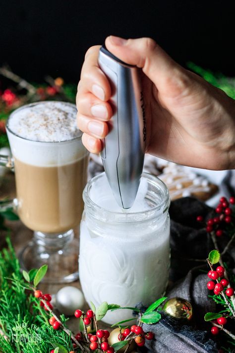 Eggnog Cold Brew, Eggnog Cold Foam, Starbucks Gingerbread Latte, Eggnog Latte Recipe, Healthy Coffee Drinks, Coffee Photoshoot, Copycat Starbucks Drinks, Eggnog Latte, Vegan Eggnog