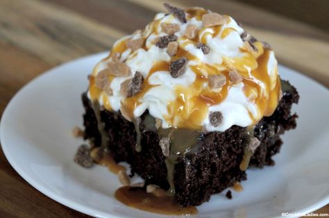 Crockpot Cake, Crockpot Dessert Recipes, Crock Pot Desserts, Caramel Toffee, Slow Cooker Desserts, Southern Ladies, Mix Recipes, Decadent Cakes, Caramel Recipes