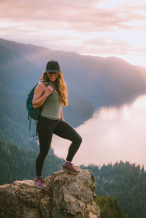 What To Wear Hiking In The Spring - The Wandering Queen Hiking Date Outfit, Spring Hiking Outfits, Best Backpacking Tent, Hiking Attire, Hiking Outfits, Spring Hiking, Hiking Outfit Women, Hiking Photography, Date Outfit Summer