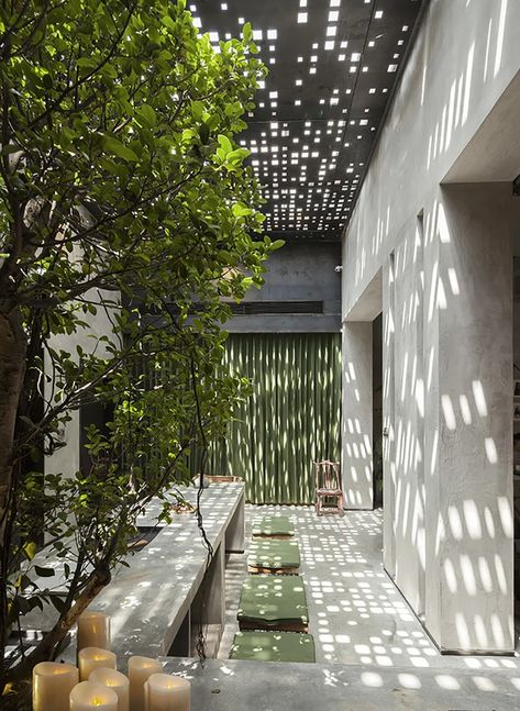 liang architecture's studio in china combines concrete with greenery Traditional Office Design, Skylight Design, Mad Architects, Interior Design Principles, China Architecture, Concrete Interiors, Concrete Architecture, Traditional Office, Concrete Building