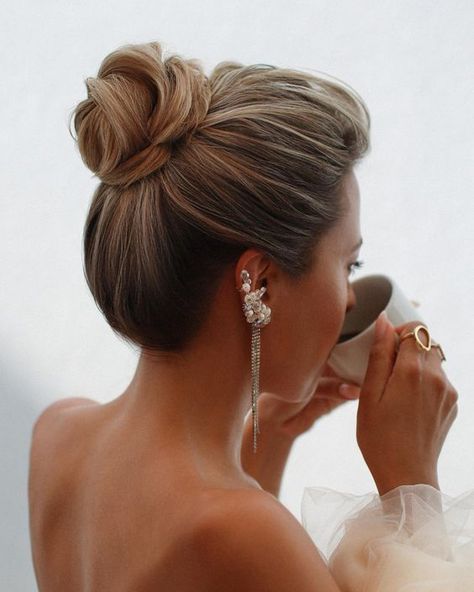 Swept-Back Wedding Hairstyles: 30+ Best Looks & Expert Tips Check more at https://ladyhermosa.com/swept-back-wedding-hairstyles-30-best-looks-expert-tips/ Formal Bun, High Bun Wedding, High Updo, Twist Cornrows, Wedding Hairstyles For Medium Hair, Wedding Hairstyles Medium Length, Wedding Hair Up, Mother Of The Bride Hair, Curly Wedding Hair