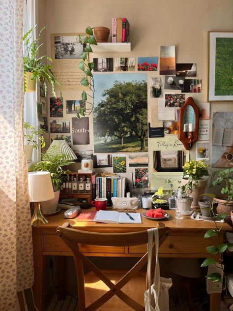 Dorm With Plants, Granola Room Decor, Wall Above Desk, Apartment Desk, Rum Inspo, Uni Room, Dorm Room Inspiration, Study Room Decor, Dreamy Room