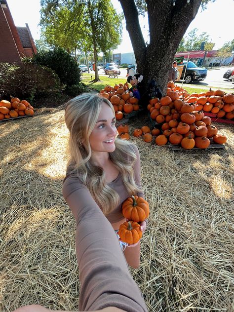 Fall Aesthetic Instagram Feed, Thanksgiving Photo Ideas, Fall Pumpkin Pictures, Cute Fall Photoshoot Ideas, Pumpkin Arch, Autumn Core, October Mood, Pumpkin Patch Photoshoot, Gilmore Girls Seasons