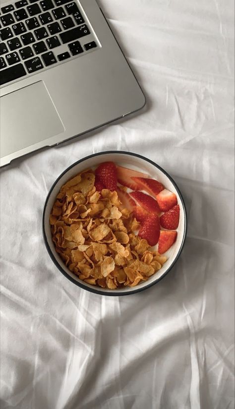 healty bowl / strawberry / cereal Strawberry Cereal, Bowl Of Cereal, Cereal Bowl, Cereal Bowls, Fruit Bowl, Chana Masala, Dog Food Recipes, Food Animals, Waffles