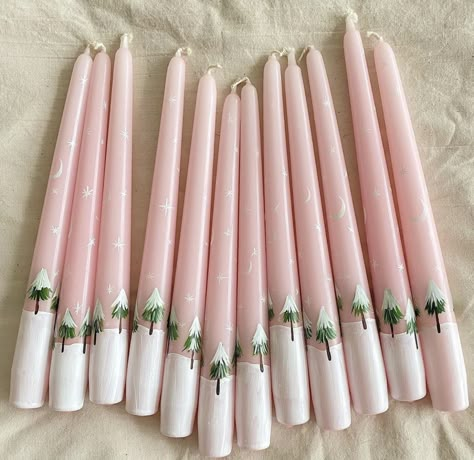 Advent Pillar Candles, Painted Candle Tapers, Painted Candlesticks Christmas, Christmas Taper Candles, Diy Painted Candles, Candle Painting Easy, How To Paint Candles, Candle Painting Ideas, Pretty Candles