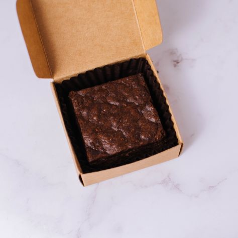 [ Brownie Gift Box of One ] This lovely gift features a handmade fudgy chocolate brownie individually packed in a kraft box. Preorder online at www.edithpatisserie.com Brownies Packaging, Brownie Gift, Hot Chocolate Brownies, Mango Curd, Brownie Packaging, Tasty Pastry, Mini Brownies, Emprendimiento Ideas, Bakery Products