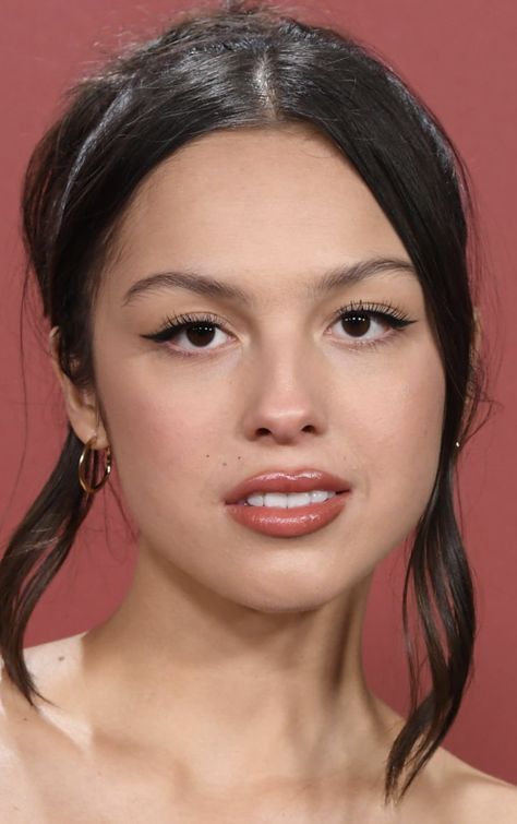 Olivia Rodrigo Eyeliner, Olivia Rodrigo Face, Olivia Rodrigo Makeup, Celebrity Sketch, Makeup Moodboard, Oval Face Makeup, Celeb Makeup, Wing Liner, Effortless Aesthetic