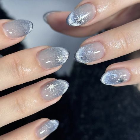 Blue Silver Nail Art, Blue Silver Nail Designs, Cateye Nailart Korean, Lilac Cat Eye Nails, Silver Blue Nails, Baby Blue Nail Art, Asian Nails, Beauty Nails Design, Pretty Gel Nails