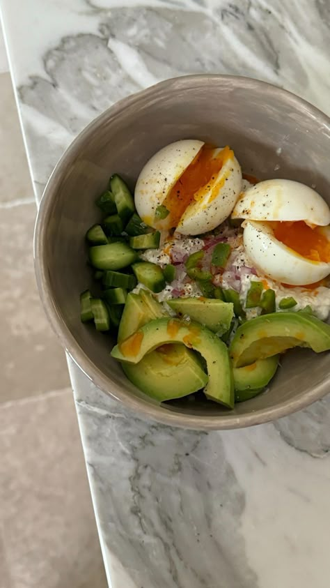 My latest breakfast fixation is packed with protein & healthy fats and the combinations are endless! Here’s how I’m liking it right now: + cottage cheese + red onion + jalapeño + soft boiled eggs + cucumber + avocado + chili oil + maldon + cracked black pepper. What high protein combos are you having? Tap to follow me on instagram for more high protein breakfast ideas, lifestyle, mom hacks, and more! Avocado Bowl Recipe, Healthy Recipes Avocado, Breakfast Ideas Protein Healthy, Protein Bowl Ideas, Boiled Eggs Meal, Cottage Cheese Bowl Breakfast Ideas, Boiled Eggs Breakfast Ideas, Egg Breakfast Healthy, Breakfast Protein Ideas