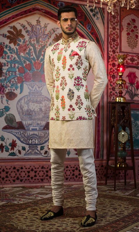 Mehndi Dress For Groom, Ethnic Poses, Sangeet Dress, Pakistani Mehndi Dress, Prescription Pad, Sherwani For Men Wedding, Wedding Kurta For Men, Groom Pose, Mehendi Outfit