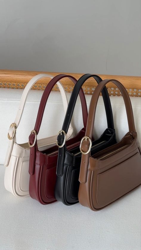 Fall colors. Fall outfit aesthetic. Fall trends. Red purse Purses And Handbags Outfit, Purses In Style Now, Vintage Purse Aesthetic, Purses And Handbags Aesthetic, Old Money Purse, Bags With Outfits, Brown Purse Aesthetic, Aesthetic Purses And Bags, Handbags 2024 Trends