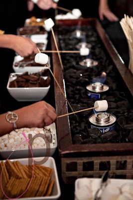 Fête Fanatic: S'mores Buffet Station Indoor Smores, Smores Station, Smores Bar, Wedding Food Stations, Jul Mad, Reception Food, Wedding Buffet, S'mores Bar, Food Stations