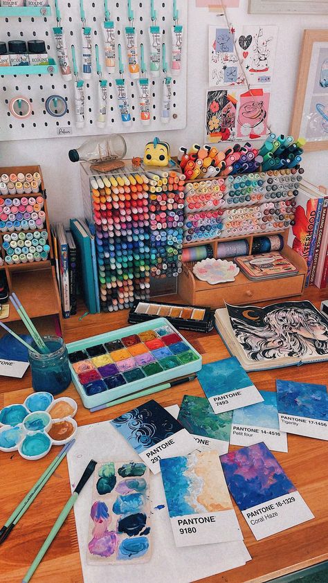 gretlusky on Instagram: Snippets of a messy studio in a Sunday evening. I’m celebrating Mermay by painting little ocean studies with jelly gouache 🐠💖 I hope I can… Jelly Gouache, Home Art Studios, Dream Art Room, Art Studio Space, Art Studio Room, Art Studio Design, Art Studio At Home, Sunday Evening, Artist Aesthetic