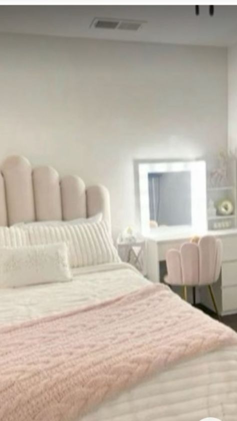 White Room Pink Decor, Room Ideas Clean And Simple, White And Pink Aesthetic Room, Baby Pink And White Bedroom, Simple Cosy Bedroom, Room Inspo White And Pink, Pink And White Aesthetic Room, Cute Simple Bedroom Ideas, Pink Clean Girl Room