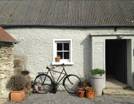 In the Vernacular « The Irish Aesthete Irish Cottage Exterior, Irish Cottage Interiors, Irish Farmhouse, Scotland Culture, Irish Country, Pine Kitchen, Flagstone Flooring, Irish Cottage, Cottage Renovation