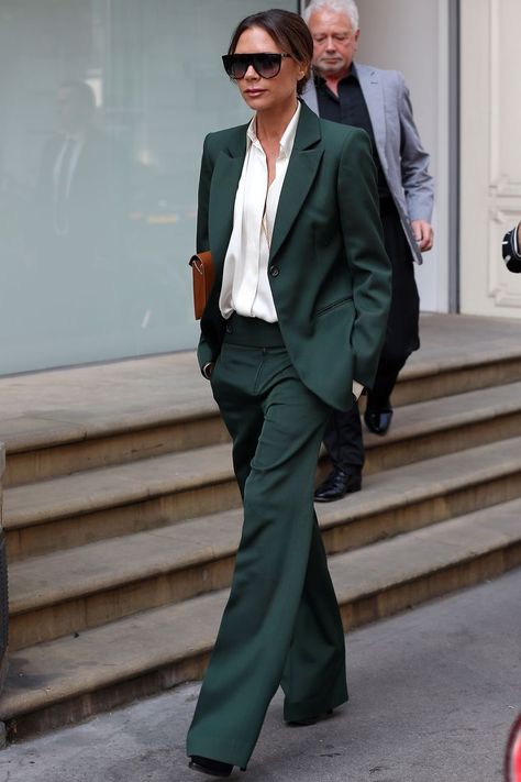 Streetwear Fashion Fall, Beckham Suit, Woman In Suit, Victoria Beckham Outfits, Victoria Beckham Style, Posh Spice, Amal Clooney, Business Chic, Green Suit