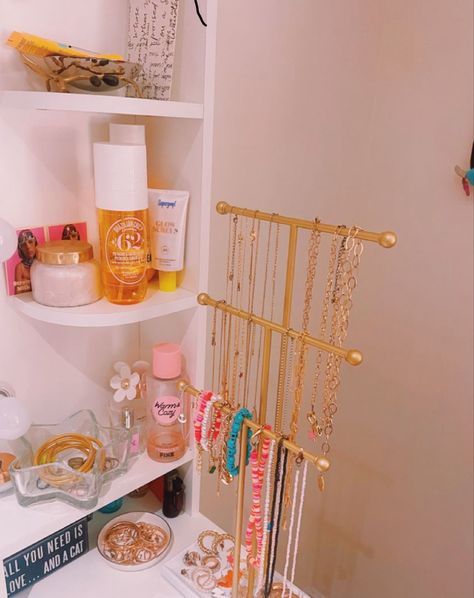 College Sorority Room, Preppy Vanity Setup, Vanity Ideas Bedroom Preppy, Preppy Vanity Decor, Preppy Vanity Organization, Cute Summer Room Ideas, Preppy Room Decor Desk, Dresser Preppy, Preppy Desk Ideas