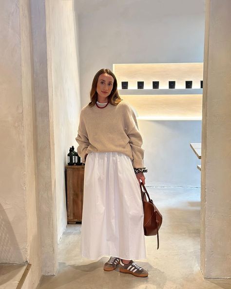 Casual White Maxi Skirt Outfit, Fall White Maxi Skirt Outfits, White Skirt Outfit Autumn, Jumper Over Dress Outfit, White Maxi Skirt Outfit Fall, Maxi White Skirt Outfit, Jumper And Skirt Outfit, White Skirt Winter, White Maxi Skirt Outfit