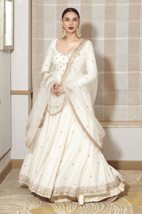 White Anarkali Yellow Dupatta, Full Anarkali Suits, Chikan Anarkali Suits, Full White Anarkali Dress, Cream Anarkali Suits, Jigar Mali Anarkali, White Net Anarkali Dress, Punjabi White Suit Design, Elegant Indian Outfits Anarkali