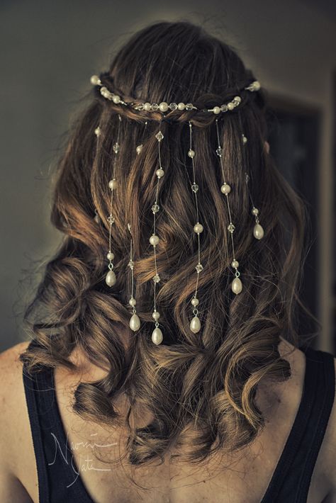 Unique Hair Jewelry, Hair Chain Accessories, Hair Jwellary Braids, Gem Stone Hairstyle, Hairstyles With Jewels Accessories, Bridal Hair Styles For Medium Length, Hair Bead Accessories, Beaded Hair Braids, Hair Brooch Hairstyle