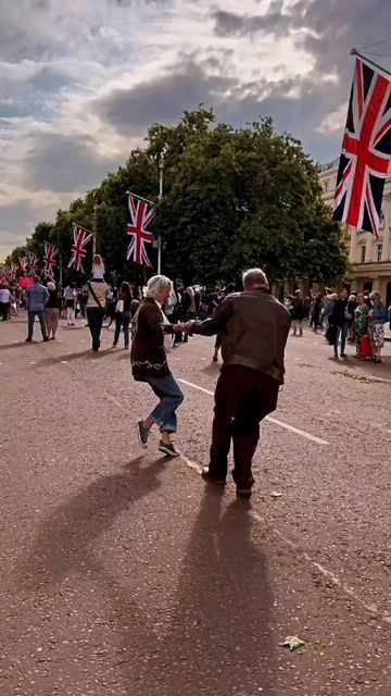 Best of London in your pocket on Instagram: "🕺💃London is the place to dance out your feelings 🎶 @georgivslv shares the most liked reel of 2022 🔆 It was liked by almost 50 thousand people and more than half million saw it. 🎆 Dancers: Derek(@derek.holwill) and Deborah 💃🕺 📽 Video made by: @postcardfromdiana ▶️Follow us and turn the notifications ON!🤩" Ballroom Dance Lessons, Ballroom Dance Latin, Instagram London, Ballroom Dance, Just Dance, Star Girl, Lana Del Rey, See It, Make Me Smile