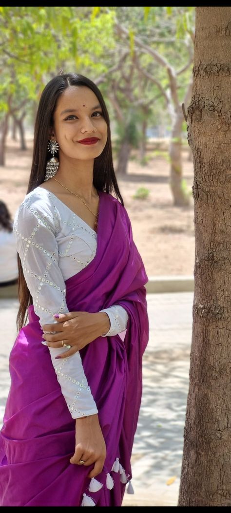 Purple Saree And White Blouse, Purple And White Saree, Purple Saree With White Blouse, Silver Blouse Designs For Saree, White Blouse Saree Combination, Purple Saree Contrast Blouse, White Blouse Saree, White Full Sleeve Blouse, White Mirror Work Blouse