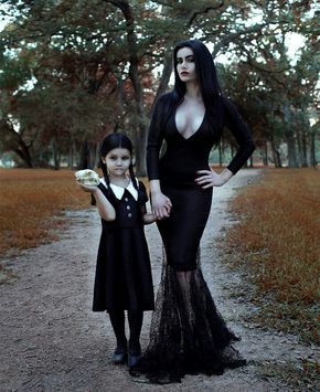 Mama and the little Goth Long Dress, Witch Dress Halloween, Adams Family Costume, Halloween Witch Dress, Adams Family Halloween, Morticia Addams Costume, Halloween Costume Women, Addams Familie, Academia Clothing