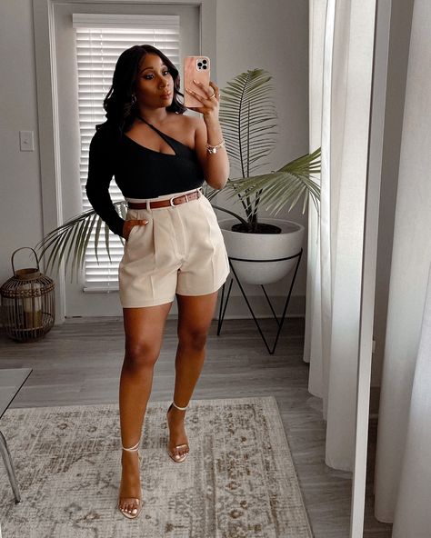 Fashionable Summer Outfits For Women, Chic Shorts Outfits Women, Woman’s Shorts Outfits, High Waisted Dress Shorts Outfit, Stylish Shorts Outfits For Women, Pleated Shorts Outfit Summer, Shorts Fashion Womens, Womens Tailored Shorts, Black Woman Outfits Classy