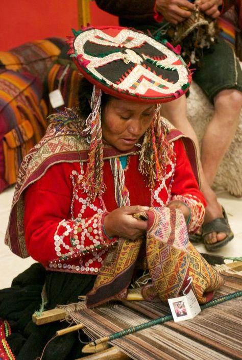 Peruvian Clothing, Peruvian Textiles, Traditional Weaving, Weaving Techniques, Cowboy Hats, Cowboy, Weaving, Textiles, Hats