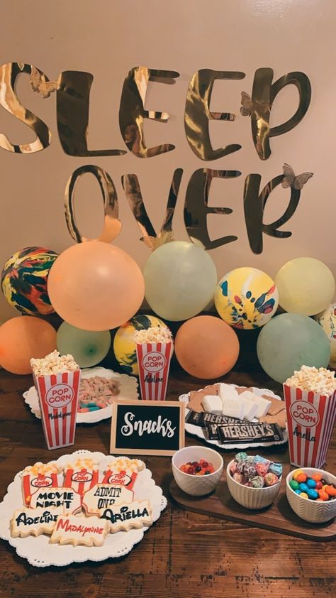 Set up with popcorn and snacks for a girls night , they are children so it’s cute and simple Midnight Feast Sleepover, Aesthetic Sleepover Setup, Sleepover Bedroom Setup, Cute Sleepover Setup, Snack Station Party, Snack Sleepover, Pj Party Grown Up, Sleepover Party Foods, Sleepover Set Up Ideas