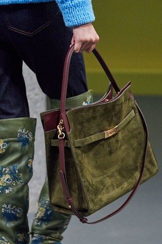 Tory Burch Herbst/Winter 2020-2021 Ready-to-Wear - Fashion Shows | Vogue Germany Fall Handbags, Pretty Bags, 가을 패션, Look At You, Beautiful Bags, New York Fashion Week, New York Fashion, Fashion Bags, Messenger Bag