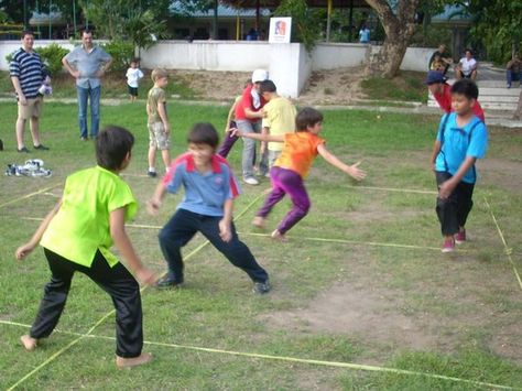 Patintero Patintero or harang taga – try to cross my line without letting me touch or catch you – there are five members 5 in each group. Each member of the group who is it stands on th… West Philippine Sea, Childhood Memories Quotes, Street Game, Philippines Culture, Physical Activities For Kids, Outdoor Games For Kids, Filipino Culture, School Yard, Class Reunion