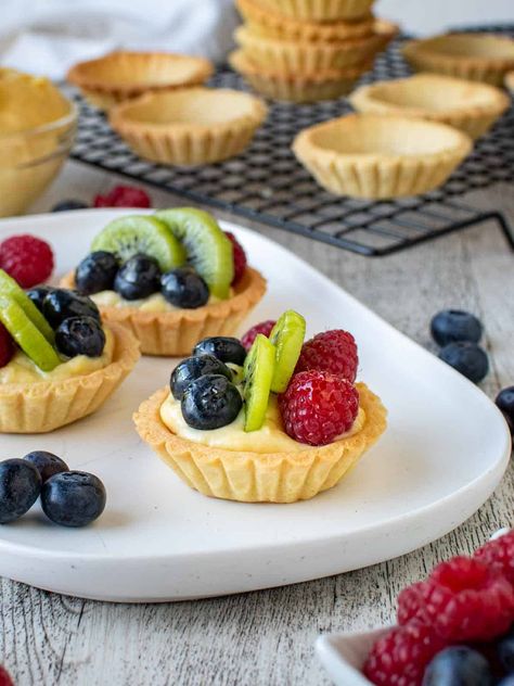 Mini Fruit Tarts Puff Pastry, Mini Jam Tarts, Mini Fruit Tart Recipe Easy, Mini Fruit Desserts, Mini Tarts Dessert Bite Size, Mini Italian Desserts, Cream Cheese Fruit Tart, Mini Tarts Dessert, Fruit Tarts Mini