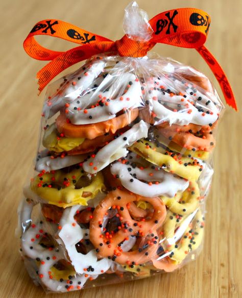 Fall Bake Sale, Snack Halloween, White Chocolate Pretzels, Postres Halloween, Dulces Halloween, Bonbon Halloween, Diy Halloween Decor, Dessert Aux Fruits, Chocolate Pretzels