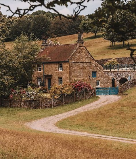 Great Britain Uk 🇬🇧 on Instagram: “Select by : @mattberthou Photo : @duffers102 Site : 🇬🇧 uk” English Cottage Exterior, Old English Cottage, Scottish Cottages, Countryside Cottage, English Country Cottage, Cottage Aesthetic, Casa Country, Cottage Exterior, English Cottage Style