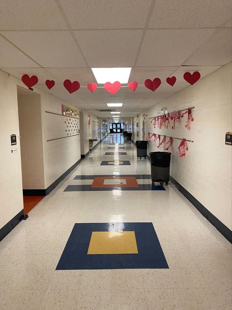 A string of paper hearts hanging across the hallway School Dance Decorations, School Hallway Decorations, School Dance Themes, Hallway Decoration, Valentine Backdrop, School Valentines, Dance Decorations, School Hallways, Dance Themes