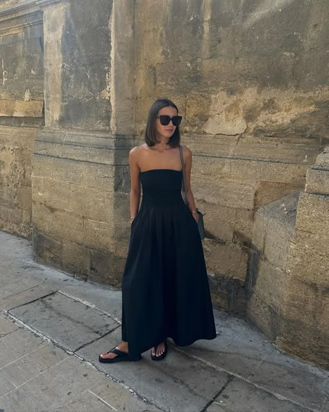 Lison Sebellin en Instagram: “summer night” Summer Italy Dress, Timeless Summer Fashion, European Summer Outfits Black Women, Summer Outfits 2024 Women, Day To Night Outfit Summer, Summer Dresses 2024, Black Linen Outfit, Black Summer Dress Outfit, European Summer Dresses