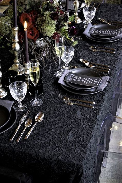 Industrial Wedding Table, Black Wedding Table Setting, Halloween Wedding Ideas, Veselý Halloween, Dark Wedding Theme, Table Halloween, Halloween Fest, Halloween Themed Wedding, Decoration Evenementielle