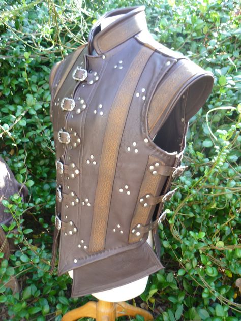 Leather Doublet. Perhaps I will make this or one like it. Studded Leather Armor Male, Historical Armor Medieval, Studded Leather Armor Dnd, Bard Armor, Leather Armor Male, Leather Doublet, Studded Leather Armor, Armour Ideas, Leather Armour